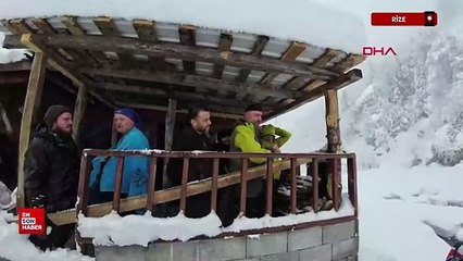 Rize'de kar yağışına rağmen derede yüzdüler