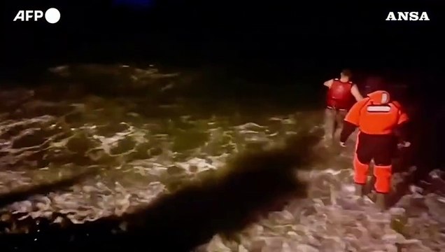 Russia, un tuffo in acque inquinate per festeggiare l'Epifania ortodossa