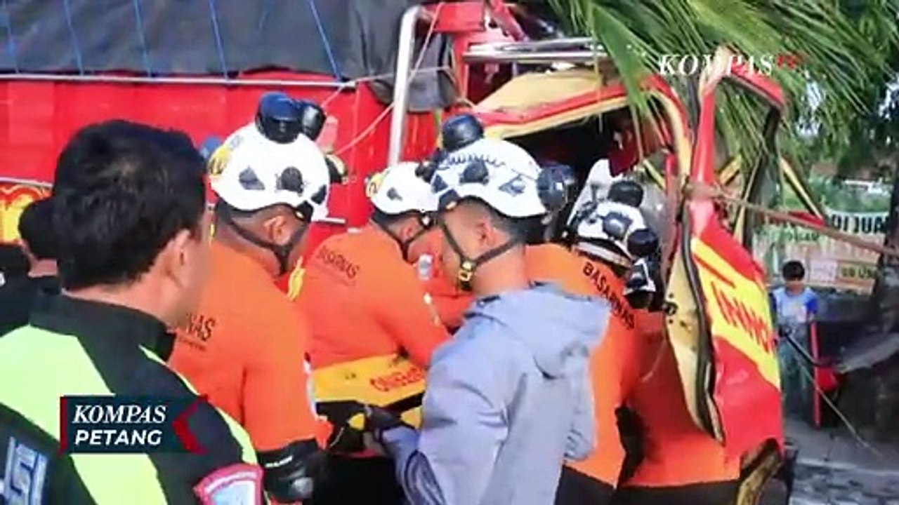 Truk Tabrak Kontainer Parkir, Sopir dan Kernet  Meninggal di Lokasi Kejadian