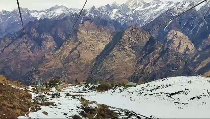 विश्व हिम दिवस के अवसर पर औली में पर्यटकों का उमड़ा सैलाब, 75 वर्षीय पद्म श्री, मोहन सिंह गुंजियाल भी पहुंचे स्कियरो के बीच।