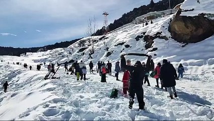 विश्व हिम दिवस के अवसर पर औली में पर्यटकों का उमड़ा सैलाब, 75 वर्षीय पद्म श्री, मोहन सिंह गुंजियाल भी पहुंचे स्कियरो के बीच।