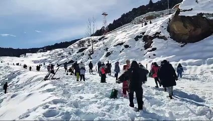 विश्व हिम दिवस के अवसर पर औली में पर्यटकों का उमड़ा सैलाब, 75 वर्षीय पद्म श्री, मोहन सिंह गुंजियाल भी पहुंचे स्कियरो के बीच।