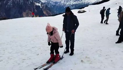 विश्व हिम दिवस के अवसर पर औली में पर्यटकों का उमड़ा सैलाब, 75 वर्षीय पद्म श्री, मोहन सिंह गुंजियाल भी पहुंचे स्कियरो के बीच।