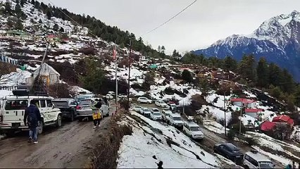 विश्व हिम दिवस के अवसर पर औली में पर्यटकों का उमड़ा सैलाब, 75 वर्षीय पद्म श्री, मोहन सिंह गुंजियाल भी पहुंचे स्कियरो के बीच।