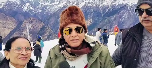विश्व हिम दिवस के अवसर पर औली में पर्यटकों का उमड़ा सैलाब, 75 वर्षीय पद्म श्री, मोहन सिंह गुंजियाल भी पहुंचे स्कियरो के बीच।