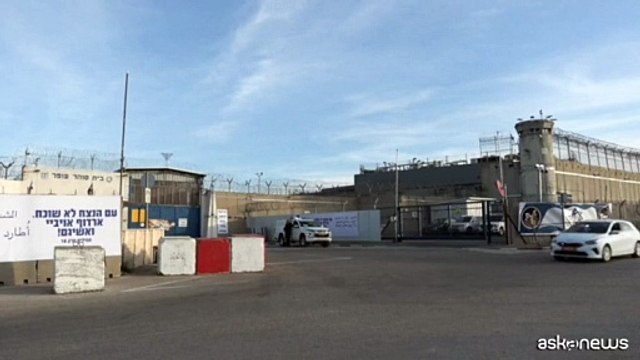 Attesa alla prigione di Ofer per liberazione dei detenut palestinesi