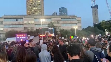 Un grupo de personas en Sederot (Israel) celebra la liberación de tres rehenes por parte de Hamás