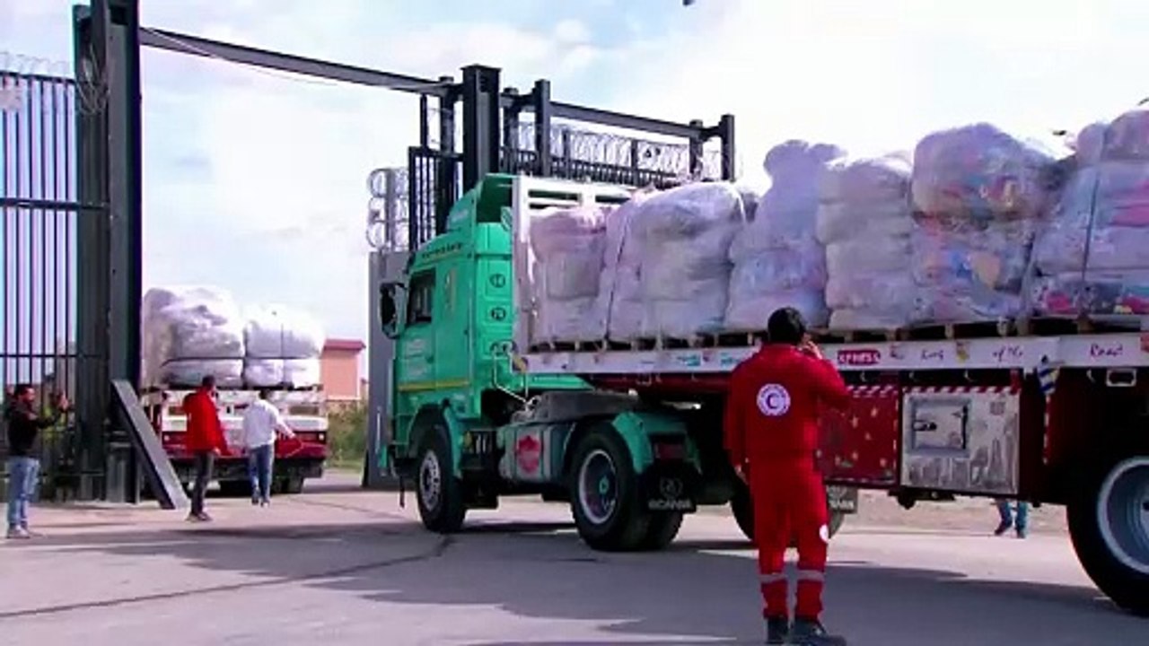 بدء تدفق المساعدات إلى قطاع غزة  عبر معبر رفح البري