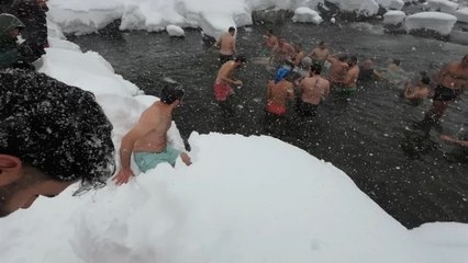 'Çılgın organizasyon' Karlı havada kendilerini dereye attılar