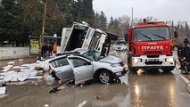 Sürücü koltuğundayken üzerine gübre kamyonu devrildi