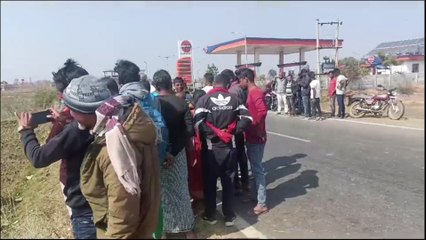 आगे जा रही CO की गाड़ी को पीछे से सफारी ने मारा धक्का, दोनों वाहन सड़क के नीचे