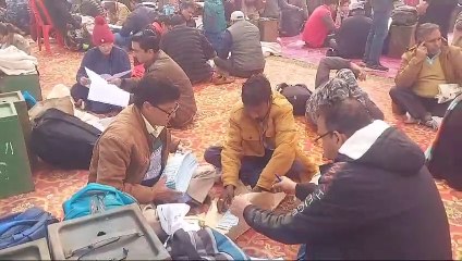 चमोली में निकाय चुनाव के लिए 80 पोलिंग पार्टियां हुई रवाना,23 जनवरी,2025 को सुबह 8.00 से सायं 5.00 बजे तक होगा मतदान।  जनपद की 10 निकाय क्षेत्रों में 54177 मतदाता करेंगे मतदान।   सुरक्षा के दृष्टिगत न