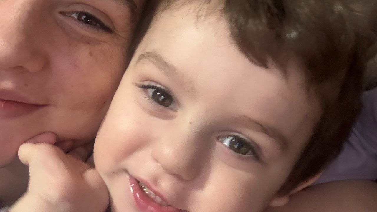 Nicht sprechendes autistisches Kleinkind sagt seiner Mutter mit Hilfe einer App zum ersten Mal „Ich liebe dich“