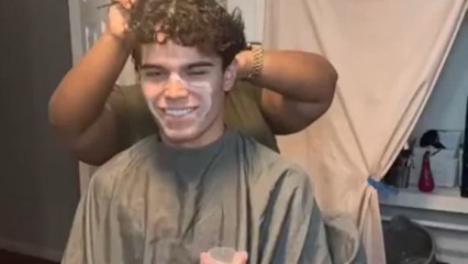 Makeup artist transforms her friend into an alien for a spooky Halloween photoshoot