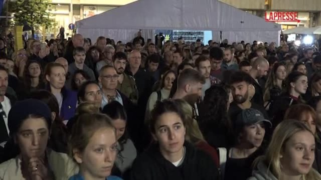 Israele, l'esultanza a Tel Aviv mentre le madri degli ostaggi assistono al loro rilascio