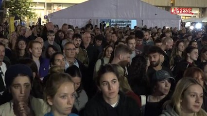 Israele, l'esultanza a Tel Aviv mentre le madri degli ostaggi assistono al loro rilascio