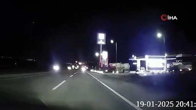 Ters yönde ilerleyen otomobil, trafikte tehlike saçtı: O anlar kamerada