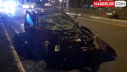 Sivas'ta Kontrolden Çıkan Otomobil Orta Refüje Sıçradı