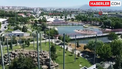Dron Gören Ayıların Sevimli Davranışları Ziyaretçileri Güldürdü
