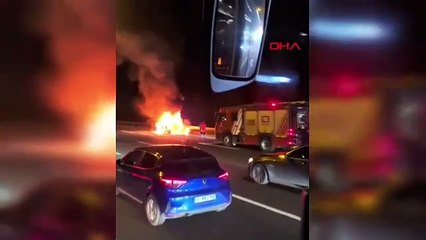 İstanbul-Ümraniye TEM Otoyolu'nda otomobil alev alev yandı