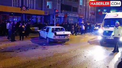 Kavşakta 2 otomobil çarpıştı: 4 yaralı