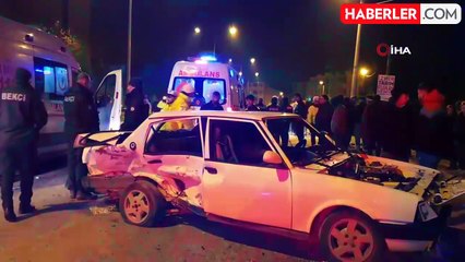 Kavşakta 2 otomobil çarpıştı: 4 yaralı