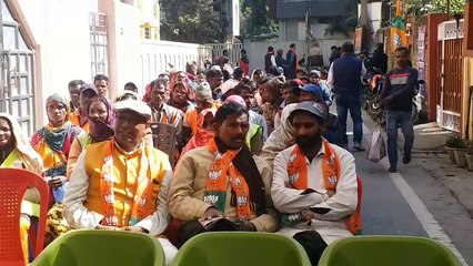 सफाई कर्मियों के साथ बैठ कर रक्षा राज्यमंत्री ने सुनी पीएम मोदी की "मन की बात" !कहा- पीएम मोदी देवता हैं..