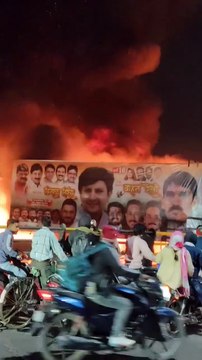 फैक्ट्री में लगी भीषण आग दमकल विभाग की टीम ने पाया काबू , दो किलोमीटर दूर से आसानी से देखा जा सकता था आग का धुआं।