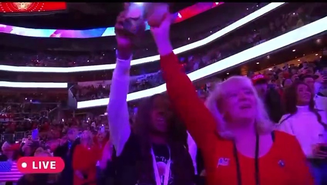 Malgré plusieurs tentatives d'attentats, Donald Trump traverse la foule composée de 20.000 personnes pour entrer dans la salle omnisports, la Capital One Arena lors de son dernier meeting - Vidéo