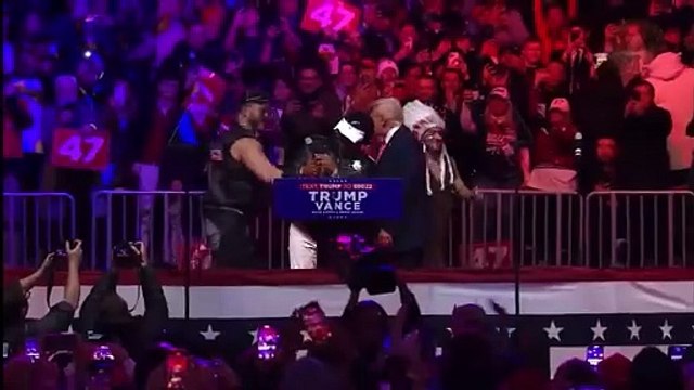 Washington : Regardez l'incroyable fin du meeting de Donald Trump, cette nuit, qui fait monter les vrais Village People sur scène et met le feu avec YMCA