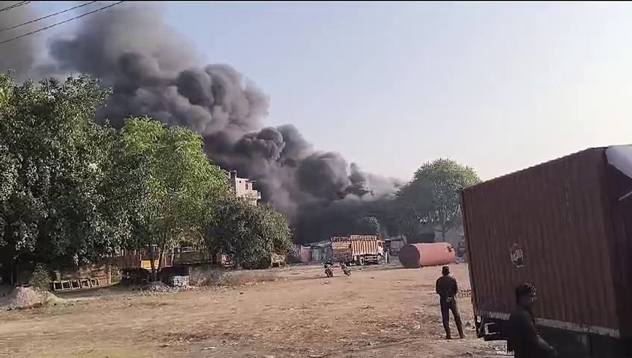कानपुर में हुआ भीषण अग्निकांड केमिकल फैक्ट्री में एक के बाद फटे कई ड्रम 90 से अधिक दमकल कर्मियों ने 4:30 घंटे में आज पर पाया काबू ,6 लोग झूलसे