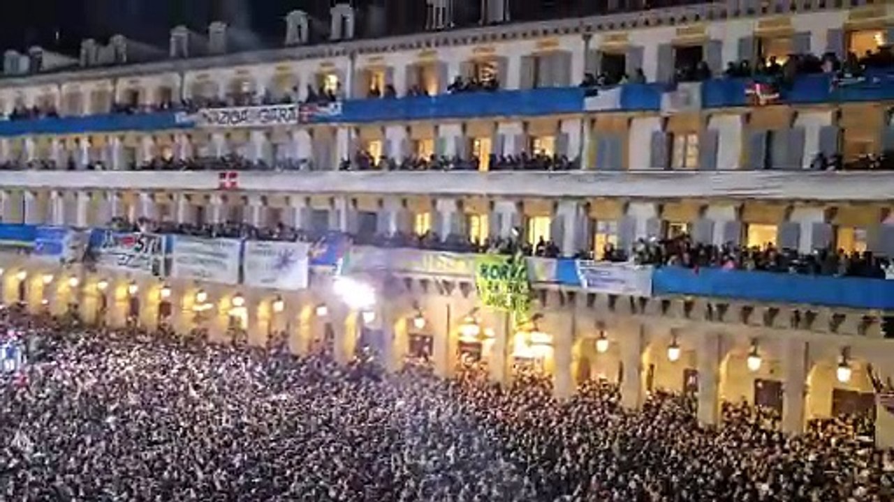 Estruendo de tambores en la Izada de la Bandera en San Sebastián