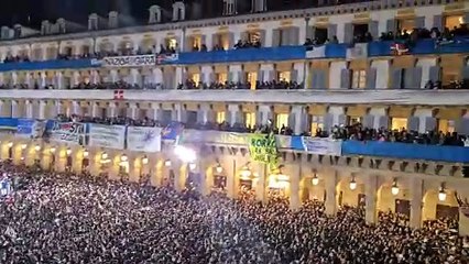 Estruendo de tambores en la Izada de la Bandera en San Sebastián