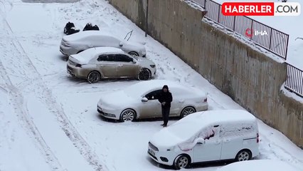 Yüksekova'da Lapa Lapa Kar Yağışı Hayatı Olumsuz Etkiliyor