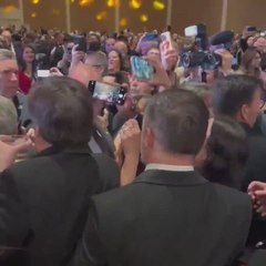 El viral 'saludo' de Milei a Santiago Abascal: lo tiene delante y no lo ve