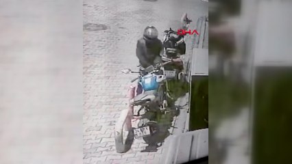 Fatih'te motosiklet farı hırsızlığı kamerada