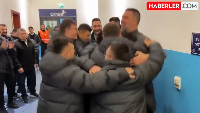 Arda Turan, galibiyeti Down Sendromlu Futsal Milli Takımı ile kutladı