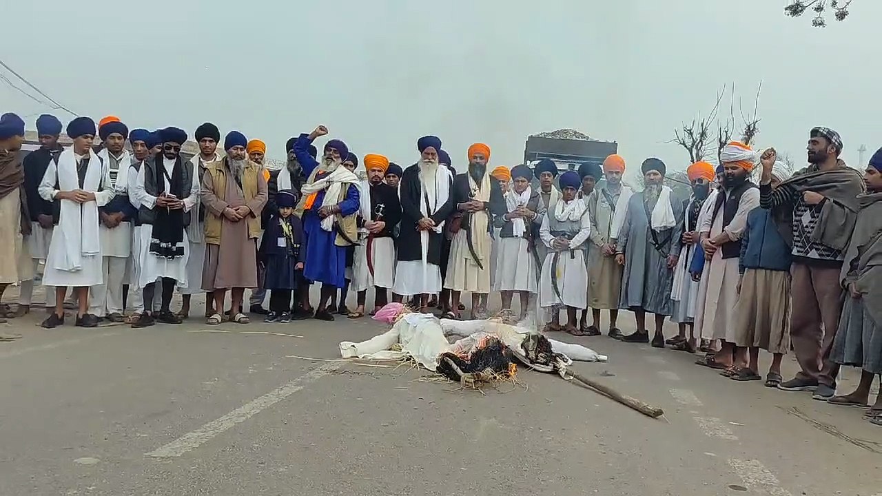 ਦਮਦਮੀ ਟਕਸਾਲ ਅਜਨਾਲਾ ਦੇ ਮੁਖੀ ਅਮਰੀਕ ਸਿੰਘ ਅਜਨਾਲਾ ਨੇ ਫੂਕੇ ਜਥੇਦਾਰਾਂ ਦੇ ਪੁਤਲੇ।