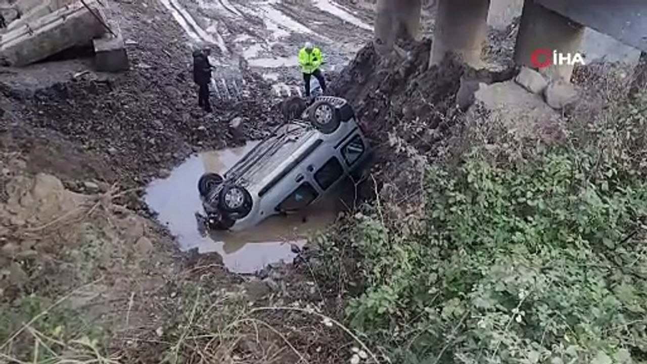 Hafif ticari araç 8 metre yükseklikten çaya uçtu: 3 yaralı