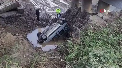 Hafif ticari araç 8 metre yükseklikten çaya uçtu: 3 yaralı