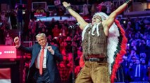Trump scatenato, balla YMCA sul palco con i Village People