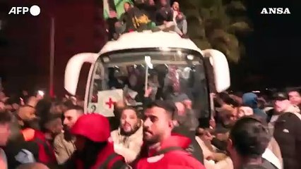 I detenuti palestinesi rilasciati riabbracciano i cari dopo l'accordo di tregua
