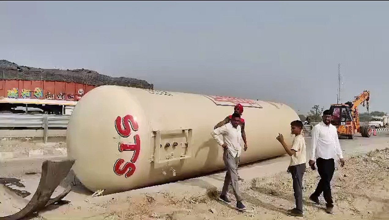 जयपुर-अजमेर नेशनल हाईवे 48 LPG गैस का खाली ट्रैकर पलटा, लोगों को भांकरोटा गैस हादसे की आई याद