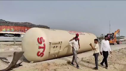 जयपुर-अजमेर नेशनल हाईवे 48 LPG गैस का खाली ट्रैकर पलटा, लोगों को भांकरोटा गैस हादसे की आई याद