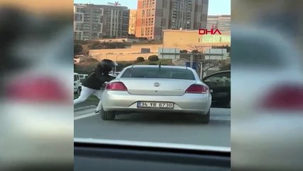 Aracını yumruklayan motosikletli kuryeyi copla dövdü!
