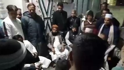 धनबाद में मस्जिद इमाम पर चाकू से हमला, लोगों ने आरोपी को पकड़ किया पुलिस के हवाले