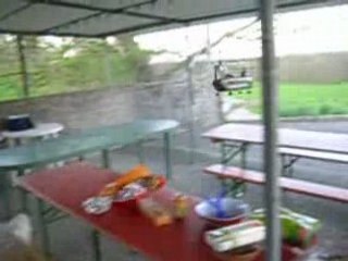 CH-47 Chinook au dessus des tables