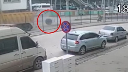 Kamyondan fırlayan lastiğe motokurye müdahale etti! O anlar kamerada