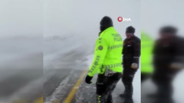 Kar ve tipi bastırdı, 13 araç ve onlarca vatandaş mahsur kaldı