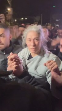 Las primeras imágenes de la líder palestina Khalida Jarrar tras ser liberada por Israel